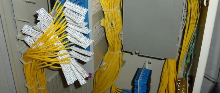 弱电工程光纤布线，到底选用单模光纤还是多模光纤？
